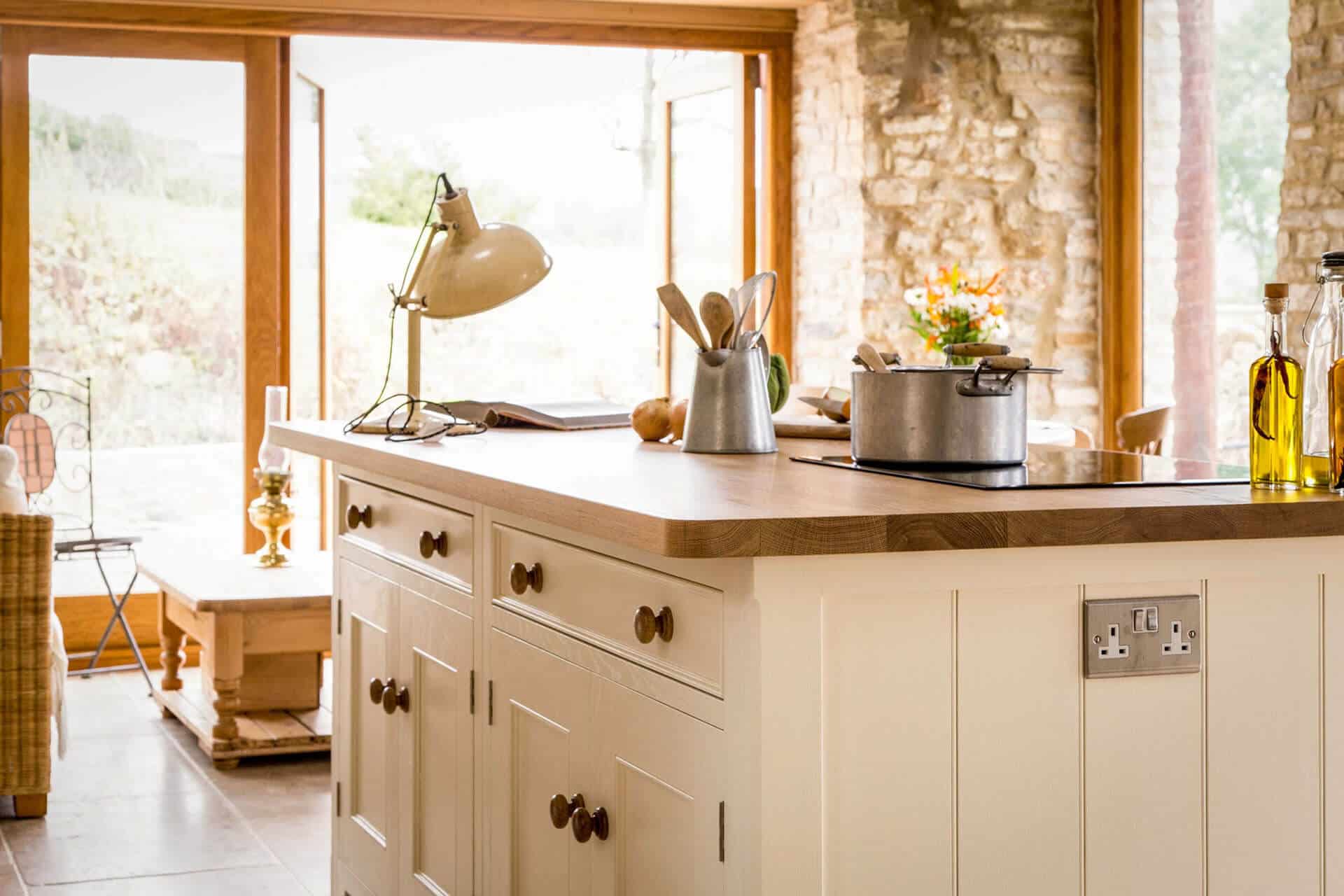 A TRADITIONAL COUNTRY KITCHEN