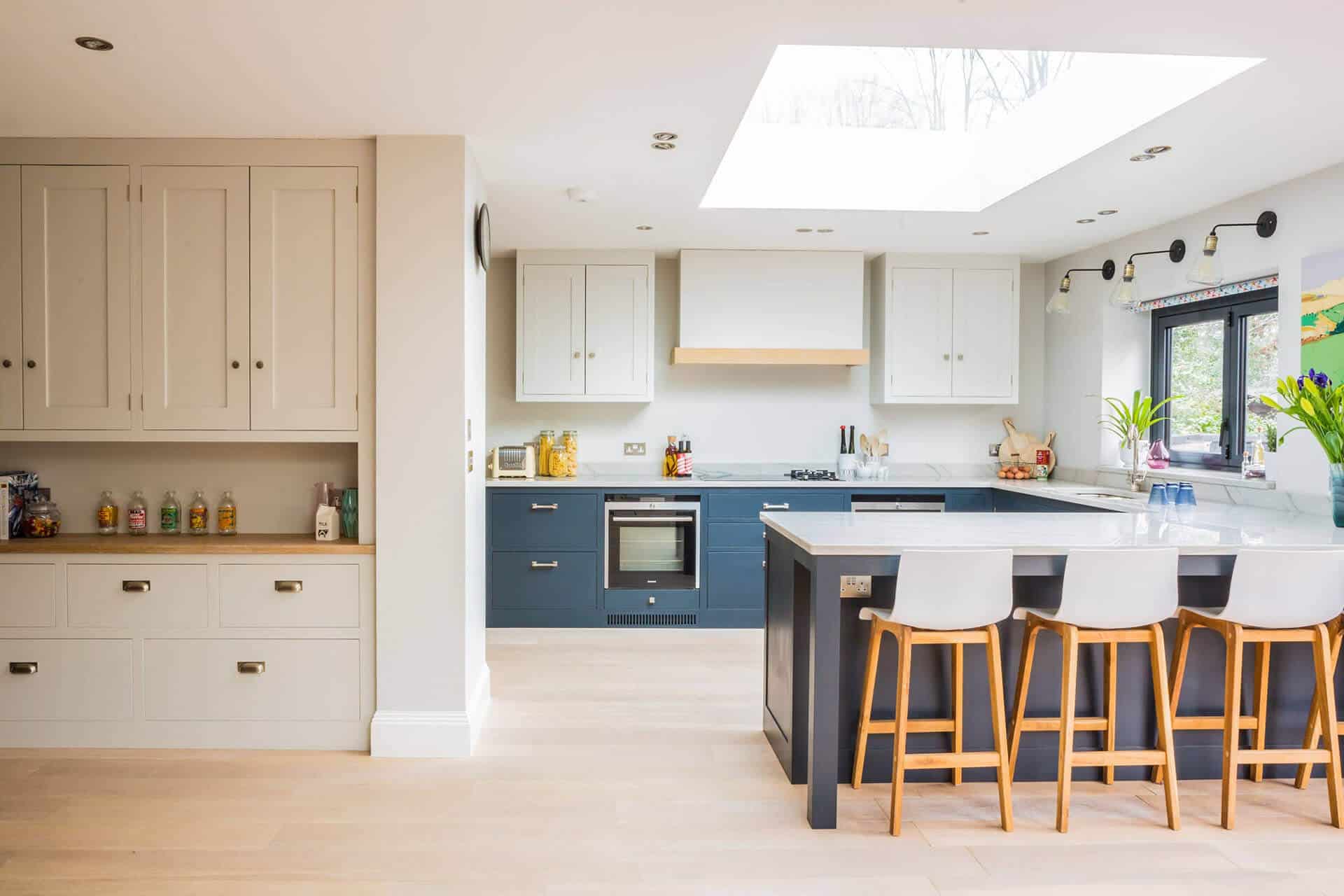 LIGHT AND AIRY SHAKER KITCHEN IN LONDON