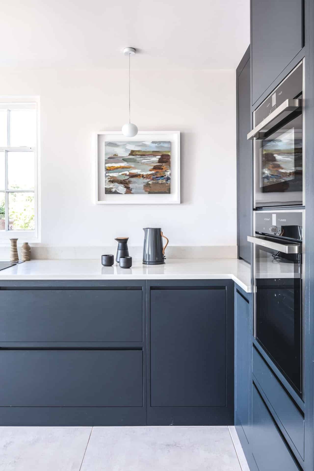 L shape contemporary minimalist kitchen with farrow and ball railings
